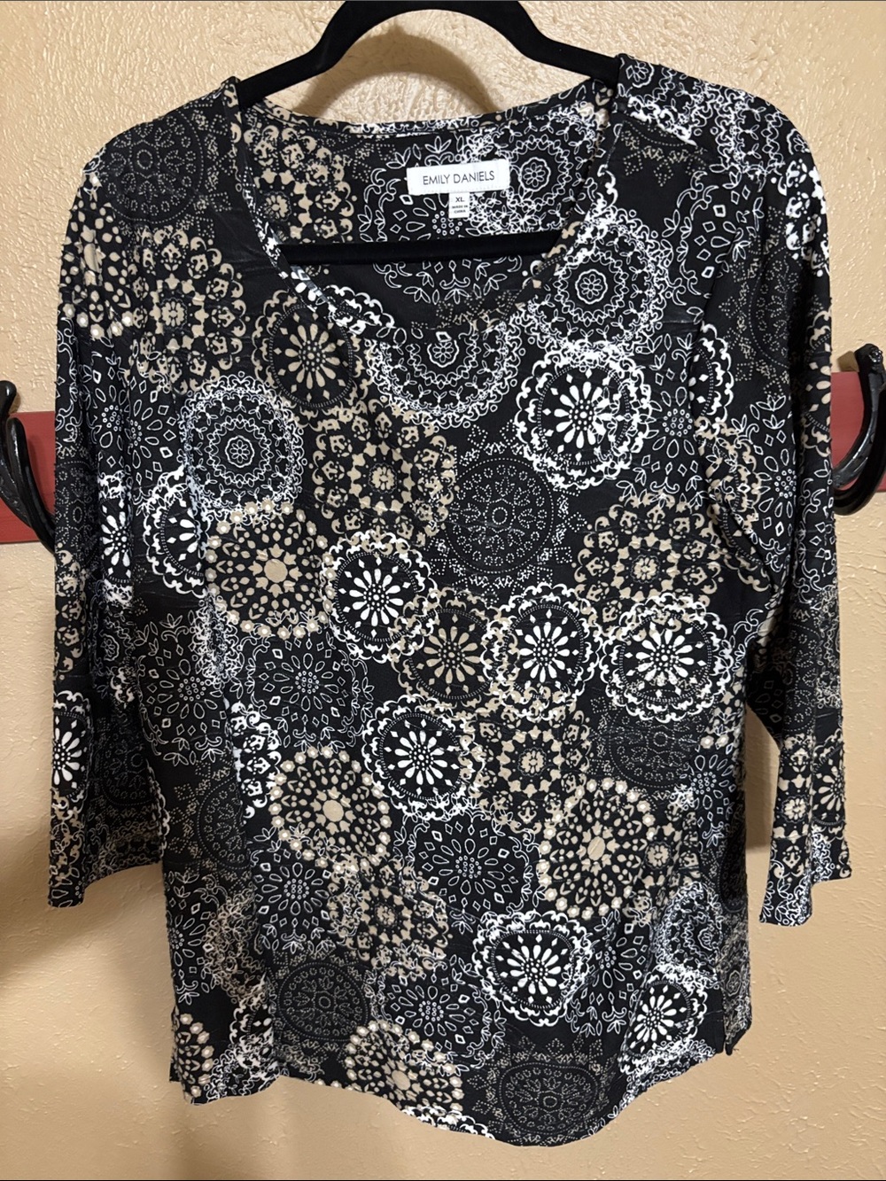 Emily Daniels Black & Cream Long-Sleeve Printed Tee